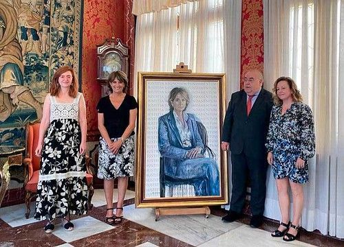 El retrato de Dolores Delgado, obra de Rita Martorell, ya luce en la galería del Ministerio de Justicia