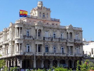 Abusos, hoy, en el Consulado de España en al Habana @ConsEspLaHabana
