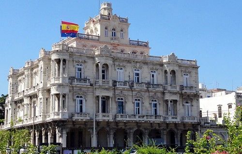 Abusos, hoy, en el Consulado de España en al Habana @ConsEspLaHabana