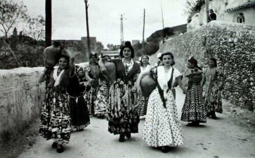 No van vestidas de flamenca, van vestidas de gitana