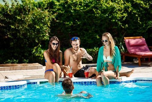 Piscina en casa: mantenimiento, beneficios y riesgos